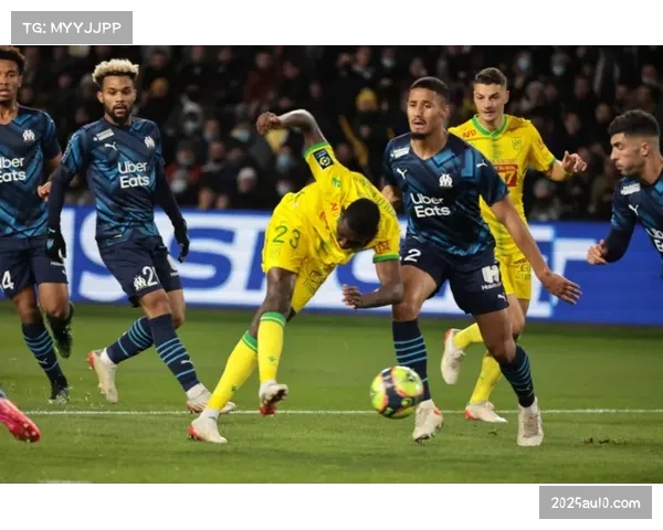 特写镜头:洛里昂前锋一次精彩的背身接球转身,瞬间完成纵向突破 特写镜头:洛里昂前锋一次精彩的背身接球转身,瞬间完成纵向突破